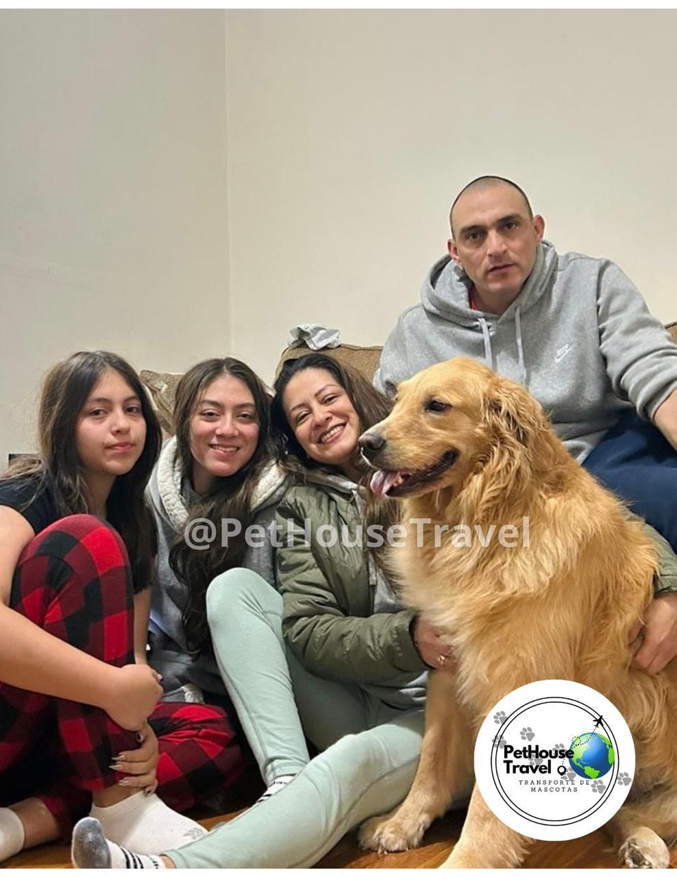 Familia feliz con su perro golden retriever