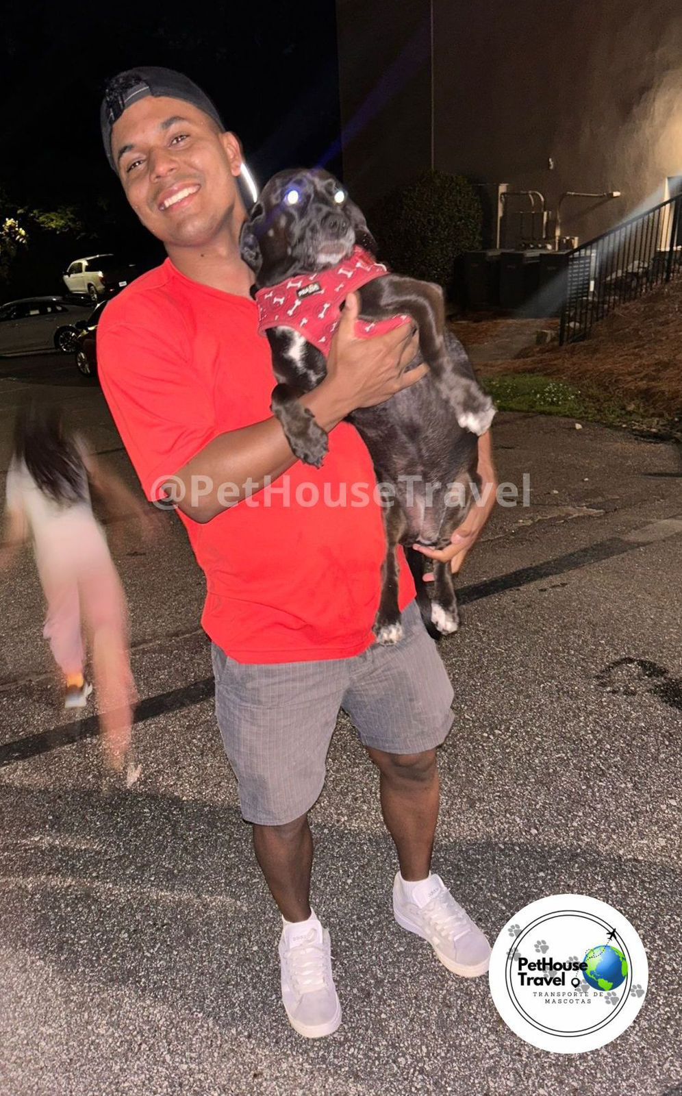 Hombre sosteniendo a su perro feliz